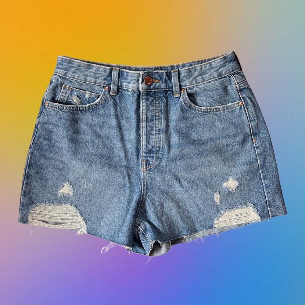 NWT 🪁 ZARA denim cutoff shorts with ripped details. SIZE 6